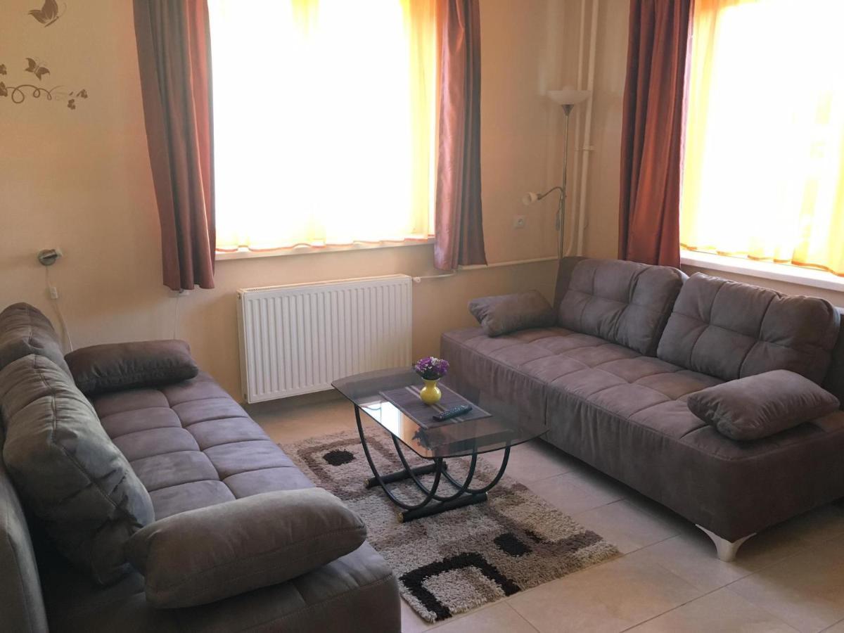 Adel Apartman Sarvar Ngoại thất bức ảnh