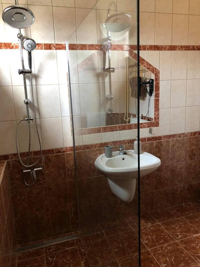 Adel Apartman Sarvar Ngoại thất bức ảnh