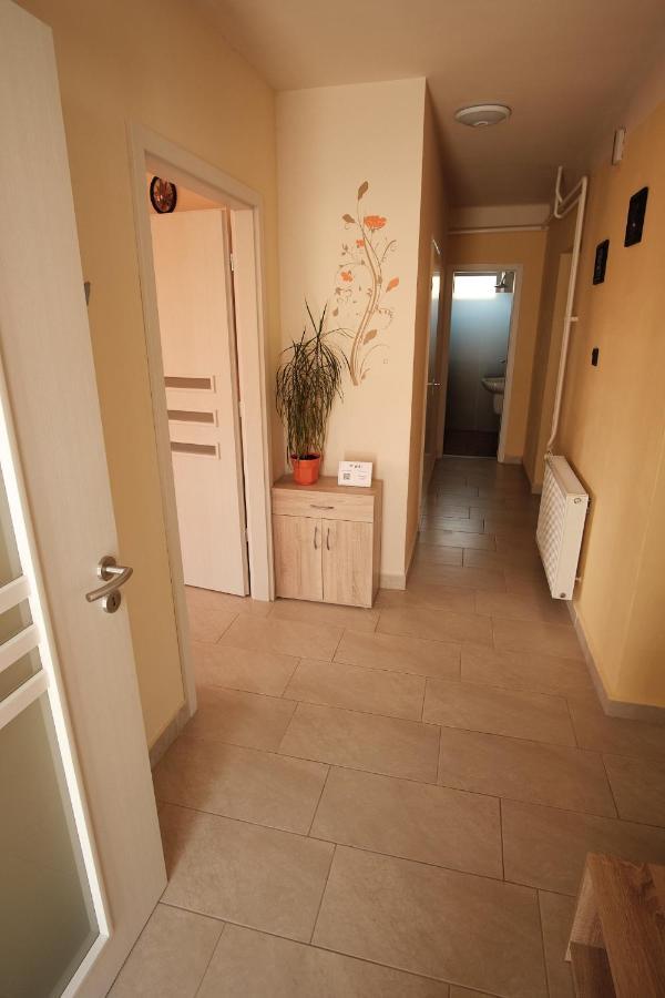 Adel Apartman Sarvar Ngoại thất bức ảnh