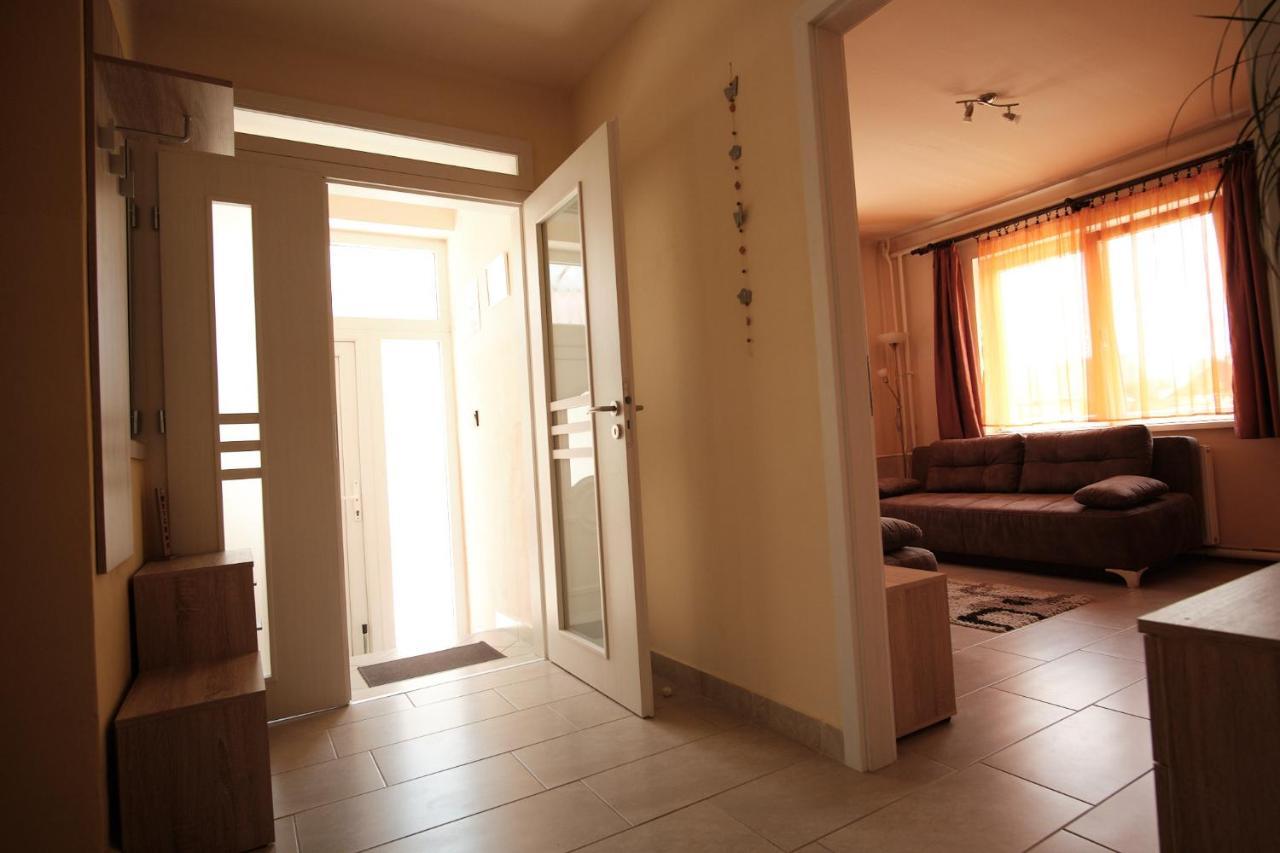 Adel Apartman Sarvar Ngoại thất bức ảnh